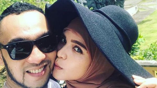 Dear Enji, Kemesraanmu dengan Rosmanizar Ini akan Jadi Kenangan