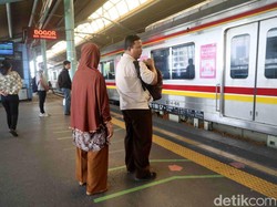 KRL Anjlok di Stasiun Jakarta Kota, Laju Kereta Lain Terganggu