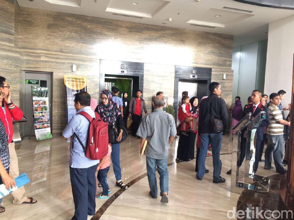 Kantor First Travel Digeledah Polisi, Jemaah Menumpuk di Lobi Kantor First Travel Digeledah Polisi, Jemaah Menumpuk di Lobi