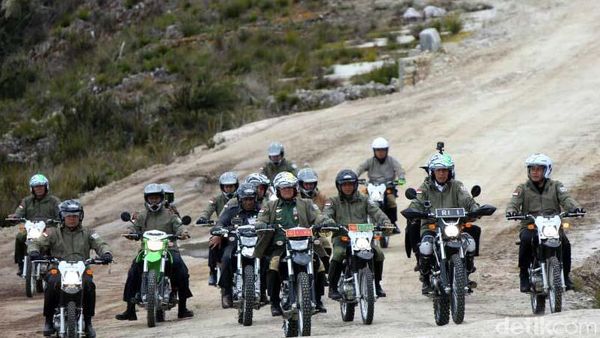 Foto : Gaya Blusukan Jokowi Cek Proyek Infrastruktur