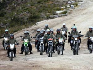 Foto : Gaya Blusukan Jokowi Cek Proyek Infrastruktur