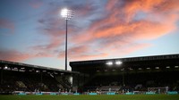 18. Turf Moor merupakan stadion yang menjadi kandang Burnley. Kapasitas stadion yang belum dilengkapi dengan pemanas anti salju tersebut adalah 22.546. (Foto: Jan Kruger/Getty Images)