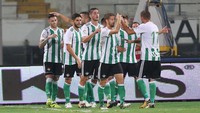 Para pemain Betis merayakan gol Sanabria. Foto: Maurizio Lagana/Getty Images