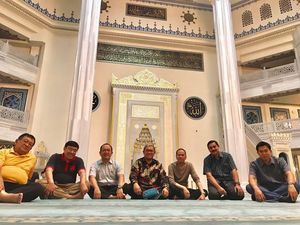 Salat di Masjid Katedral Moskow