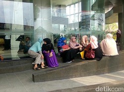 Jemaah Datangi Kantor First Travel Tunggu Penggeledahan Polisi