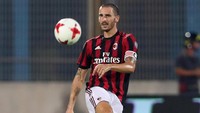 Dalam pertandingan ini, Leonardo Bonucci untuk pertama kalinya dipercaya menjadi kapten Milan. Foto: Maurizio Lagana/Getty Images