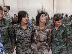 Foto : Melihat Tentara Wanita di Medan Perang Suriah