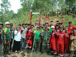 TNI di Garut Bangun Jembatan Gantung yang Belasan Tahun Rusak