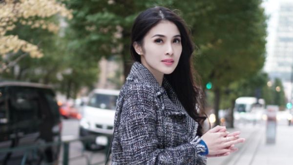 8 Artis Indonesia Pakai Tas Hingga Sepatu dari Brand Paling Hits 2017