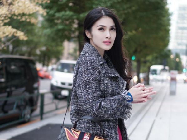 8 Artis Indonesia Pakai Tas Hingga Sepatu dari Brand Paling Hits 2017