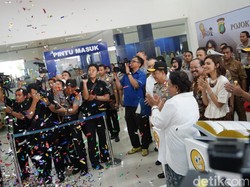 Kapolri dan Najwa Shihab Resmikan Pojok Baca di Satpas Daan Mogot