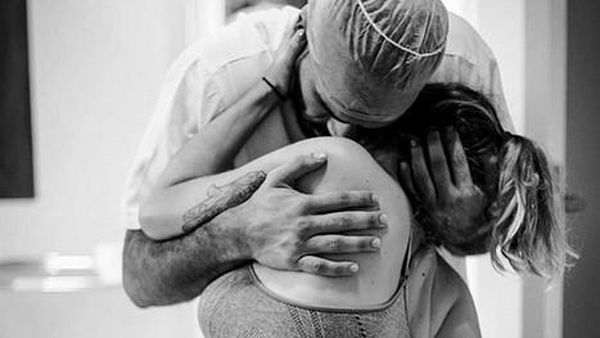 Foto: Dukungan Suami Saat Istrinya Melahirkan