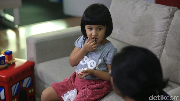 Ilustrasi orang tua terlalu mengekang anak