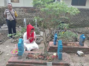 Puti Guntur Soekarno Ziarah ke Makam Pendiri Pesantren di Cirebon