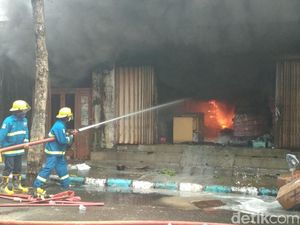 5 Jam Api Membara, 11 Unit PMK Padamkan Lima Ruko di Tulungagung