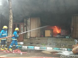 5 Jam Api Membara, 11 Unit PMK Padamkan Lima Ruko di Tulungagung