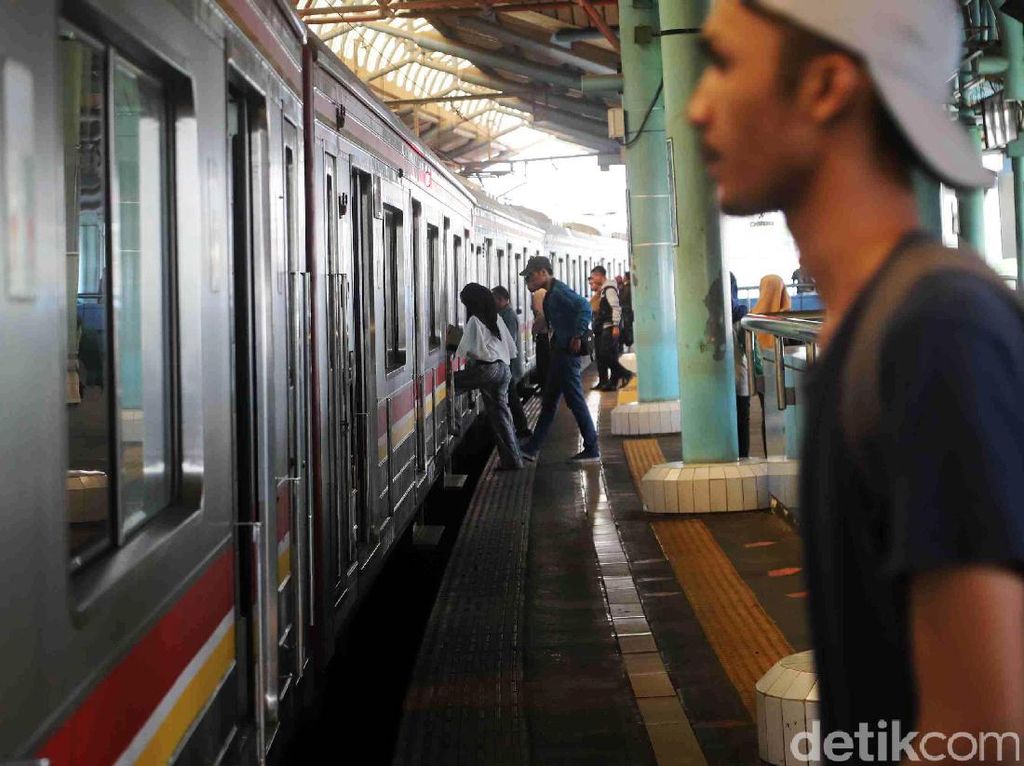 KRL Bekasi-Jakarta Kota Kena Gangguan, Kereta Jadi Antre Melintas KRL Bekasi-Jakarta Kota Kena Gangguan, Kereta Jadi Antre Melintas