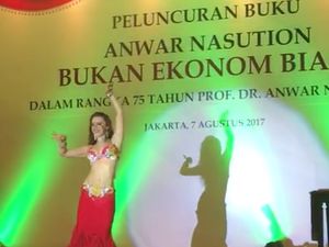 Tak Cuma Menteri, Anggota DPR Sempat Bikin Heboh Nonton Tari Perut Tak Cuma Menteri, Anggota DPR Sempat Bikin Heboh Nonton Tari Perut