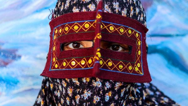 Foto: Wanita Bertopeng dari Iran
