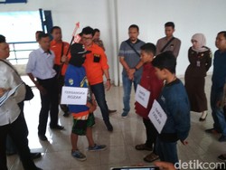 Reka Ulang Pengeroyokan, Ricko Terlempar 1 Meter Ditendang Pelaku