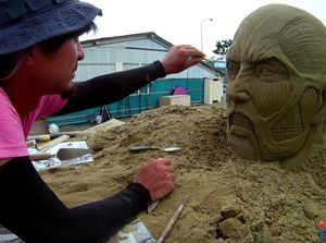 Pematung Pasir Asal Jepang Bikin Karya Raksasa dari Attack on Titan