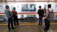 Uji Coba Garis Antrean Naik KRL