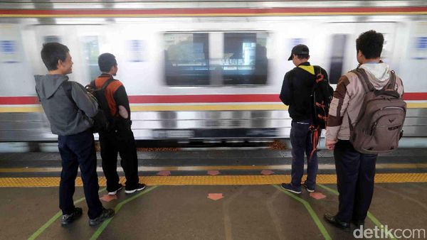 Uji Coba Garis Antrean Naik KRL