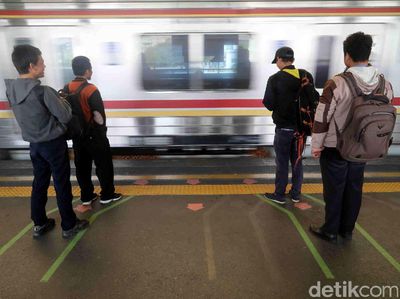 Uji Coba Garis Antrean Naik KRL