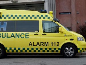 Wara-wiri di Jalan, Pelat Hitam Jadi Ambulans, Memangnya Boleh?