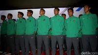 Para atlet saat mendengarkan lagu kebangsaan Indonesia Raya.