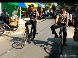 Ketika Polisi di Kediri Patroli Pakai Sepeda Unta