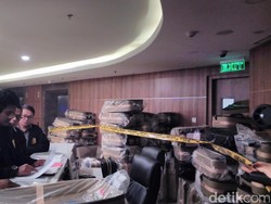 Bareskrim Geledah Kantor First Travel,  Garis Polisi Terpasang