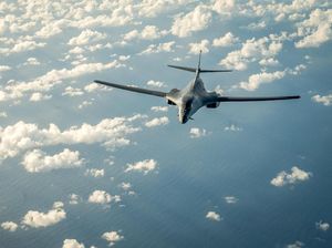 Panas! AS Kerahkan Jet Tempur-Kapal Perusak ke Timur Tengah