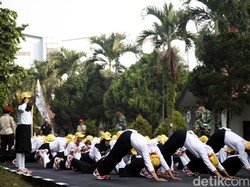 Bermandikan Keringat demi Tugas Negara