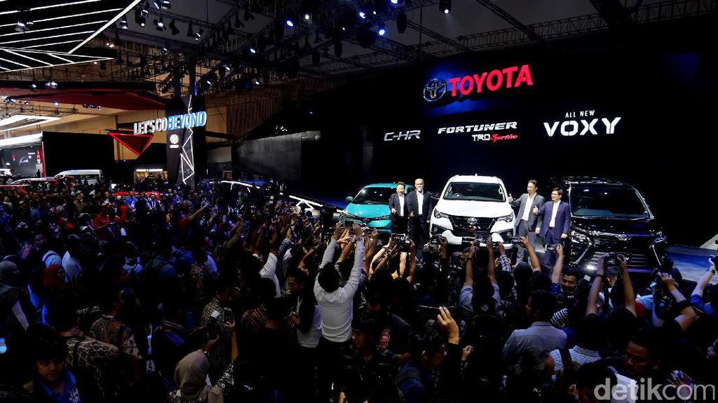 Foto: Toyota Luncurkan 2 Mobil Anyar Voxy dan Fortuner TRD