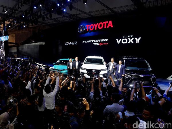 Foto: Toyota Luncurkan 2 Mobil Anyar Voxy dan Fortuner TRD