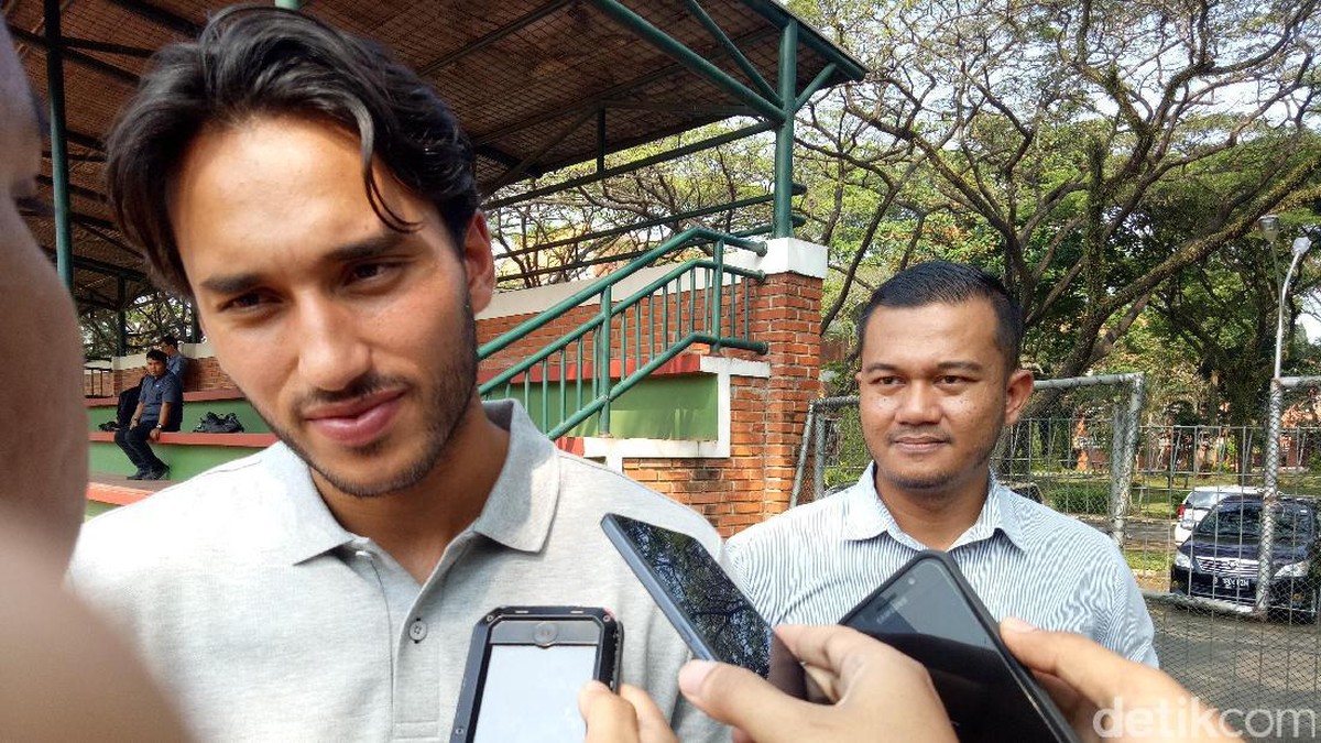 Ezra Walian sudah tiba di tempat latihan Timnas U-22, tapi belum bergabung berlatih (Foto: Randy Prasatya/detikSport)
