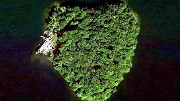 Foto : Pulau Indah Berbentuk Hati Ini Dijual Rp 200 Miliar Saja