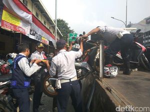 Dishub Angkut 20 Kendaran yang Parkir di Trotoar Senen