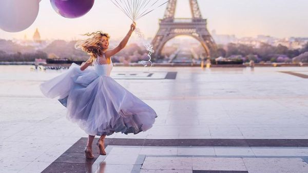 Sempurna! Kecantikan Wanita Berpadu Pemandangan Indah