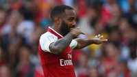 Alexandre Lacazette juga kena kritik karena terlihat berada di luar rumah. Penyerang Arsenal itu malah asyik foto-foto dengan mobil mewahnya di ruang terbuka. (Foto: Getty Images / Steve Bardens)