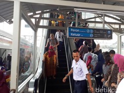 Kata Penumpang soal Peraturan Eskalator di Stasiun Tanah Abang