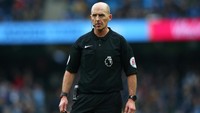 Mike Dean akan memimpin laga Arsenal vs Leicester City di Emirates Stadium, Jumat (11/8/2017). Dia akan dibantu hakim garis Simon Long dan Darren Cann. Foto: Alex Livesey/Getty Images