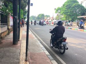 Seri Menjelajahi Trotoar di Pasar Rebo Seri Menjelajahi Trotoar di Pasar Rebo