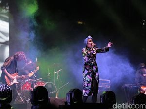 Manis! Penampilan Yuna di We The Fest 2017 Manis! Penampilan Yuna di We The Fest 2017