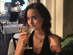 Viral, Wanita yang Hanya Punya Satu Tangan Ini Dicari Netizen di Tinder