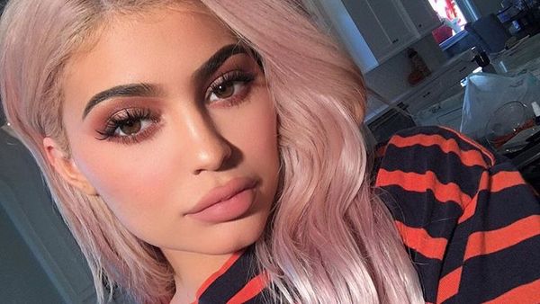 Foto: 8 Selebriti Tampil dengan Rambut Cetar, Ternyata Pakai Wig