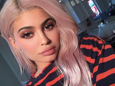 Foto: 8 Selebriti Tampil dengan Rambut Cetar, Ternyata Pakai Wig