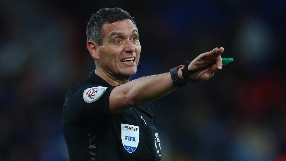 Andre Marriner, salah satu wasit Premier League yang menggelar pesta di Batam, Indonesia. (Foto: Dean Mouhtaropoulos/Getty Images)