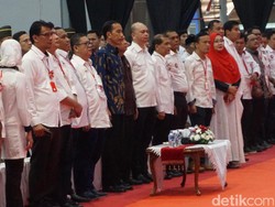 Jokowi Bertemu Relawan, Djarot dan Sejumlah Menteri Hadir